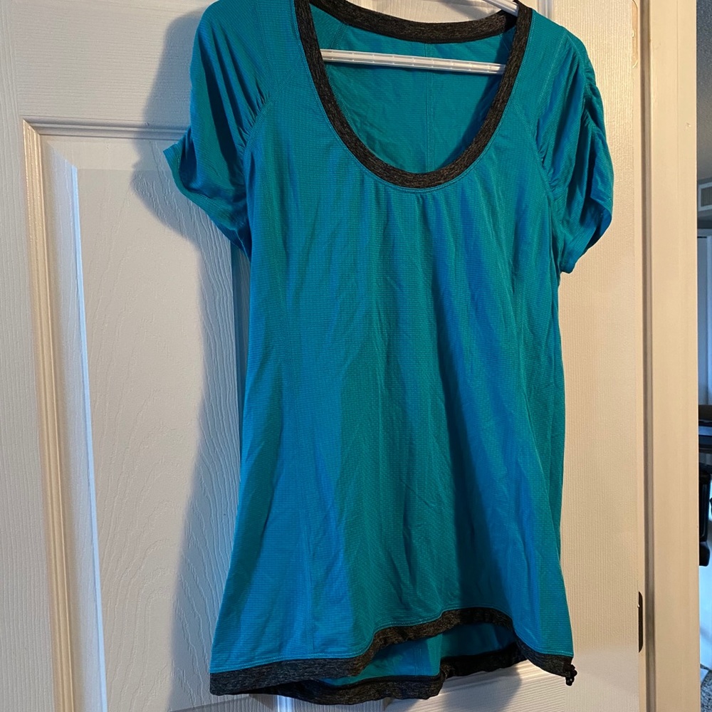 Lululemon Size 8 TShirt